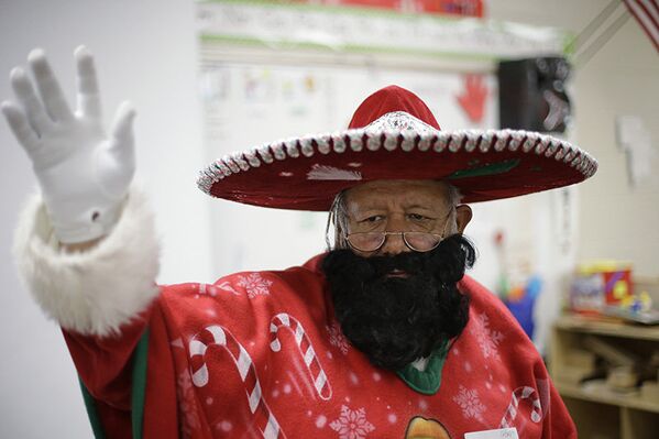 Les habitants des Etats du sud des Etats-Unis attendent l'arrivée de Santa Claus d'origine mexicaine appelé Pacho Claus. Ce personnage a été inventé par des Latino-Américains installés dans le Texas. A l'opposé de Santa Claus traditionnel, Pancho Claus a les cheveux et une barbe noires, parfois une moustache, un sombrero mexicain sur la tête et un poncho au lieu d'un manteau. - Sputnik Afrique