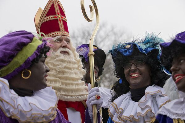Aux Pays-Bas, les cadeaux de Noël sont distribués par Sinterklaas. Chaque année il arrive aux Pays-Bas à bord d'un bateau avec son aide, Zwarte Piet. - Sputnik Afrique