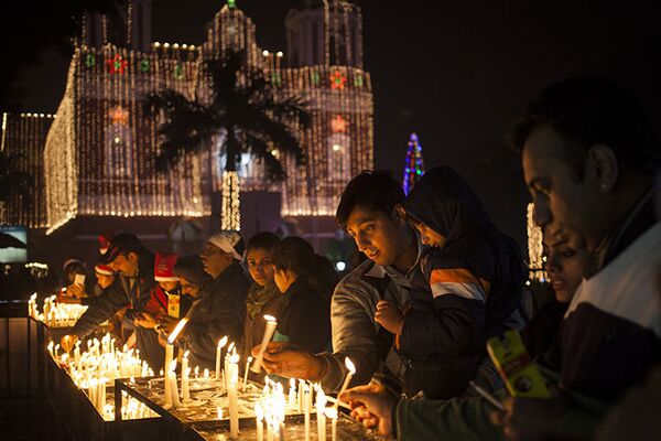 La célébration de Noël devant la cathédrale du Sacré-Coeur de New Delhi en Inde. - Sputnik Afrique