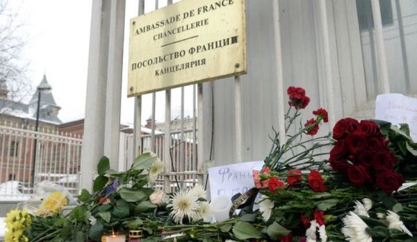 Charlie Hebdo: action de solidarité près de l'ambassade de France à Moscou - Sputnik Afrique