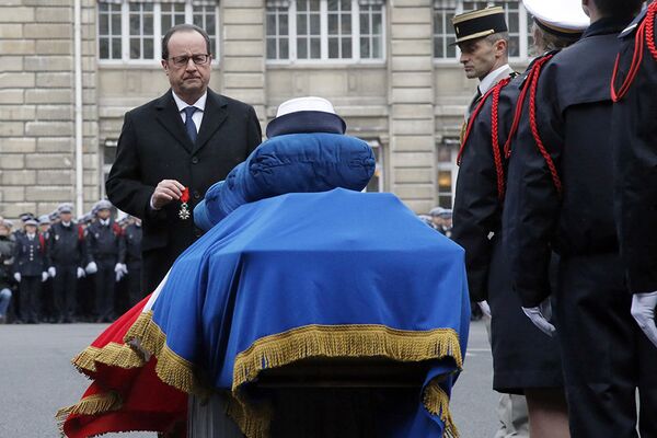 Le président français François Hollande a rendu hommage aux policiers tués lors des attentats terroristes à Paris. - Sputnik Afrique