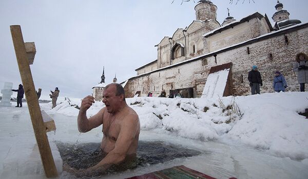 Environ 110 000 Moscovites sauteront dans l'eau glacée pour la fête du Baptême du Christ - Sputnik Afrique