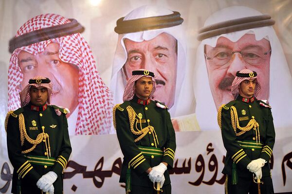 Né à Riyad, le roi Abdallah ben Abdel Aziz était le 13e fils du roi Abdel Aziz, fondateur du royaume. Il était proche des tribus qui fournissaient les recrues de la Garde nationale, cette armée blanche qu'il avait dirigée avant d'en confier les rênes à son fils Mitaab. - Sputnik Afrique