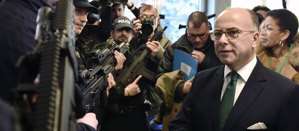 French Interior minister Bernard Cazeneuve (R) shake hands with French anti-crime brigade (BAC) members, during a presentation of the new equipment for the French anti-crime brigade (BAC) of the prefecture of Paris, on February 29, 2016 in Paris, as part of the 2016 BAC-PSIG Plan. French Interior minister Bernard Cazeneuve (R) shake hands with French anti-crime brigade (BAC) members, during a presentation of the new equipment for the French anti-crime brigade (BAC) of the prefecture of Paris, on February 29, 2016 in Paris, as part of the 2016 BAC-PSIG Plan. - Sputnik Afrique