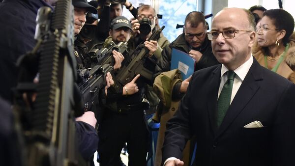French Interior minister Bernard Cazeneuve (R) shake hands with French anti-crime brigade (BAC) members, during a presentation of the new equipment for the French anti-crime brigade (BAC) of the prefecture of Paris, on February 29, 2016 in Paris, as part of the 2016 BAC-PSIG Plan. - Sputnik Afrique