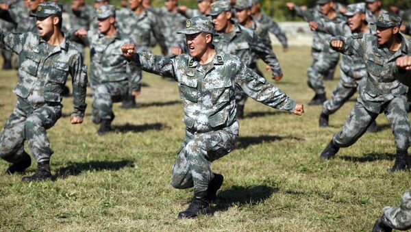 Chinese People's Liberation Army (PLA) soldiers training at their barracks in Heihe, northeast China's Heilongjiang province - Sputnik Afrique