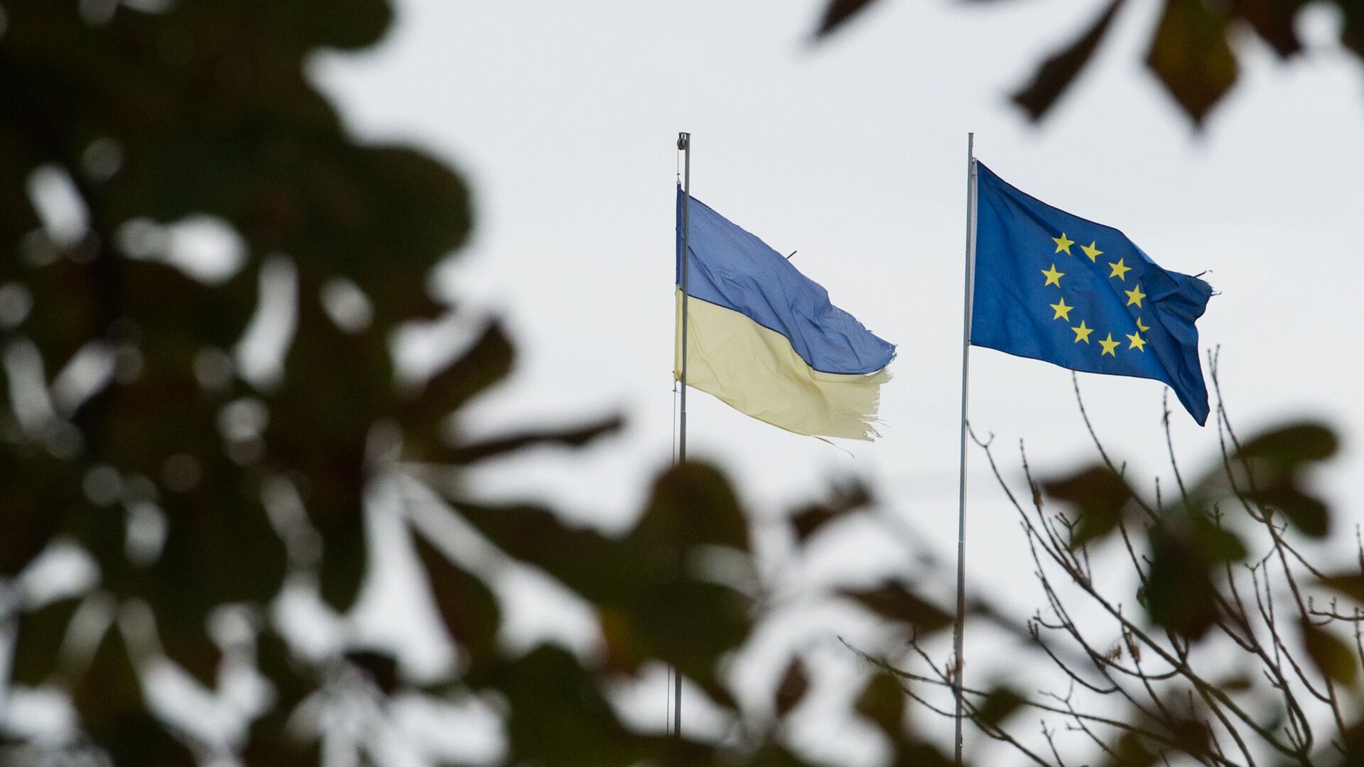 Drapeau de l'UE et le drapeau de l'Ukraine - Sputnik Afrique, 1920, 27.12.2022