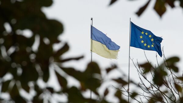 Drapeau de l'UE et le drapeau de l'Ukraine - Sputnik Afrique