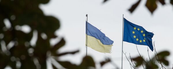 drapeau de l'UE et le drapeau de l'Ukraine - Sputnik Afrique