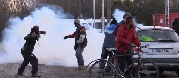 Des affrontements lors du démantèlement de la «jungle» de Calais - Sputnik Afrique