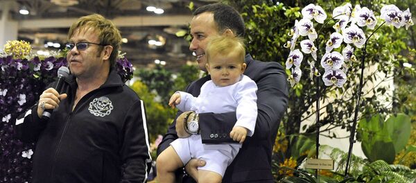 Elton John, David Furnish et Zachary Jackson Levon Furnish-John - Sputnik Afrique