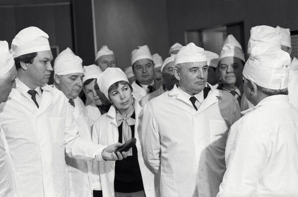La visite de M.Gorbatchev à la centrale nucléaire de Tchernobyl La visite de M.Gorbatchev à la centrale nucléaire de Tchernobyl - Sputnik Afrique