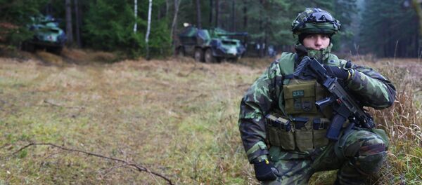 A soldier from the Czech Army’s 1st Platoon, Field Artillery, awaits further instructions and takes a knee, while training during exercise Combined Resolve 2013 at the Hohenfels Training Area at Hohenfels, Germany, Nov. 20, 2013. - Sputnik Afrique