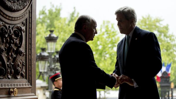 US Secretary of State John Kerry (R) shakes hands with French Foreign Minister Laurent Fabius at the French Ministry of Foreign Affairs in Paris on May 8, 2015. - Sputnik Afrique