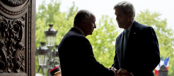 US Secretary of State John Kerry (R) shakes hands with French Foreign Minister Laurent Fabius at the French Ministry of Foreign Affairs in Paris on May 8, 2015. - Sputnik Afrique