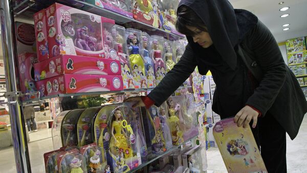 Женщина в магазине игрушек в Тегеране, Иран - Sputnik Afrique