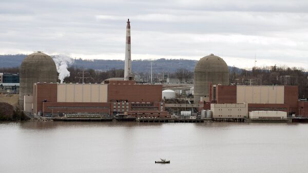 Un bateau de sécurité se trouve devant le centrale nucléaire, Indian Point, sur le fleuve Hudson à Buchanan, NY - Sputnik Afrique