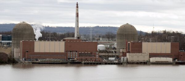 Un bateau de sécurité se trouve devant le centrale nucléaire, Indian Point, sur le fleuve Hudson à Buchanan, NY - Sputnik Afrique