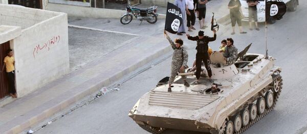 Militant Islamist fighters take part in a military parade along the streets of northern Raqqa province in this June 30, 2014, file photo - Sputnik Afrique