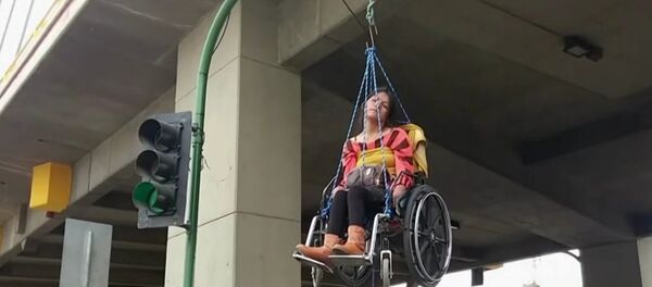 Protestation extrême en Bolivie: des handicapés se suspendent à un pont - Sputnik Afrique