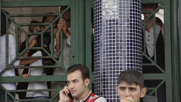 Migrants attendent à l'arrêt de bus à Istanbul - Sputnik Afrique