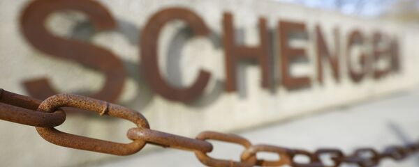 A rusty chain hangs in front of the quay of the small Luxembourg village of Schengen at the banks of the river Moselle January 27, 2016. - Sputnik Afrique