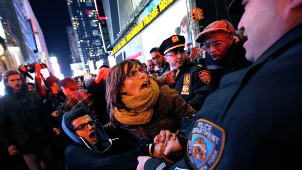 La police de New York disperse un rassemblement de protestation contre le refus du grand jury de mettre en examen un officier de police impliqué dans la mort d'Eric Garner - Sputnik Afrique