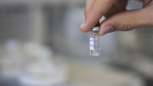 A lab technician shows a sample to be tested for doping - Sputnik Afrique