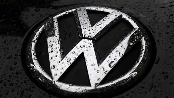 Raindrops are seen on the badge of a diesel Volkswagen Passat in central London, Britain September 22, 2015 - Sputnik Afrique