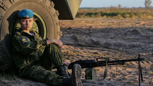 Les femmes des troupes aéroportées russes sur le terrain - Sputnik Afrique