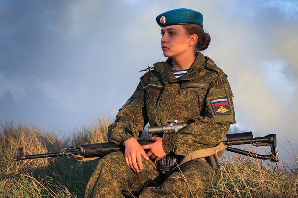 Les femmes des troupes aéroportées russes sur le terrain - Sputnik Afrique