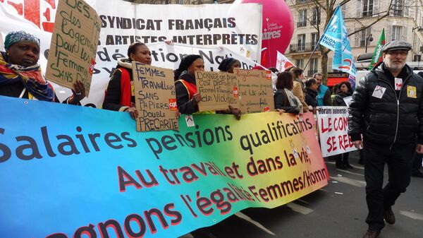 Une manifestation à Paris à l'occasion de la Journée internationale des droits des femmes, le 8 mars 2016 (archive photo) - Sputnik Afrique