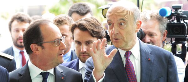 French President Francois Hollande (L) arrives with mayor of Bordeaux Alain Juppe to attend the International Wine and Spirits fair Vinexpo on June 14, 2015 in Bordeaux, southwestern France - Sputnik Afrique