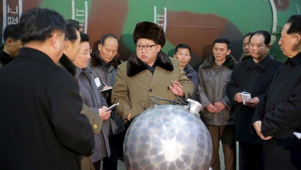 Kim Jong-un, pose derrière une sphère métallique - Sputnik Afrique