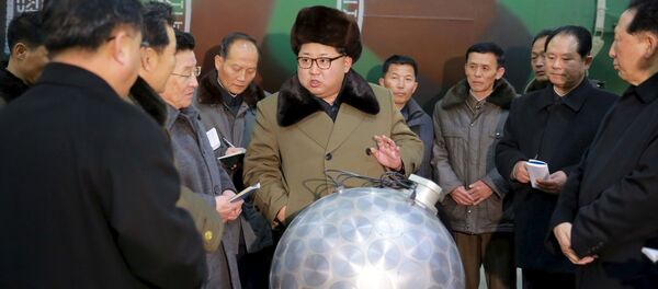 Kim Jong-un, pose derrière une sphère métallique - Sputnik Afrique