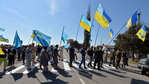 Nationalistes ukrainiens bloquant la route reliant l'Ukraine à la Crimée - Sputnik Afrique