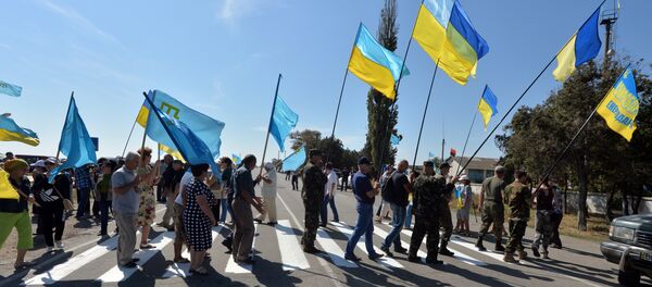 Nationalistes ukrainiens bloquant la route reliant l'Ukraine à la Crimée Nationalistes ukrainiens bloquant la route reliant l'Ukraine à la Crimée - Sputnik Afrique