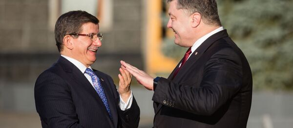 Le premier ministre turc Ahmet Davutoglu et le président ukrainien Piotr Porochenko - Sputnik Afrique