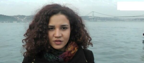 Une étudiants d'Istanbul s'excuse pour l'avion russe abattu par la Turquie Une étudiants d'Istanbul s'excuse pour l'avion russe abattu par la Turquie - Sputnik Afrique