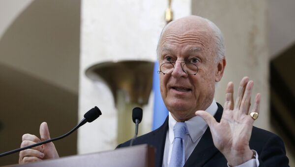 Staffan de Mistura, United Nations Special Envoy for Syria, shows six with his hands as six days of the truce holding, during a news conference after a meeting of the Task Force for Humanitarian Access at the U.N. in Geneva, Switzerland, March 3, 2016. - Sputnik Afrique