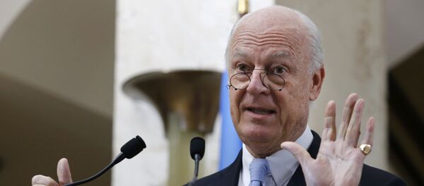 Staffan de Mistura, United Nations Special Envoy for Syria, shows six with his hands as six days of the truce holding, during a news conference after a meeting of the Task Force for Humanitarian Access at the U.N. in Geneva, Switzerland, March 3, 2016. - Sputnik Afrique