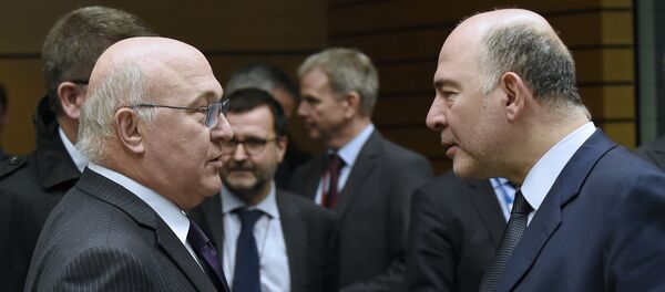European Union Economic and Financial Affairs, Taxation and Customs Commissioner Pierre Moscovici (R) speaks as he gestures with French Finance Minister Michel Sapin (L) during an Eurogroup meeting at the headquarters in Brussels, on March 7, 2016 to defuse a bitter rift between top EU and IMF officials over how strictly to hold Greece to the ambitious reform commitments made as part of its bailout. - Sputnik Afrique