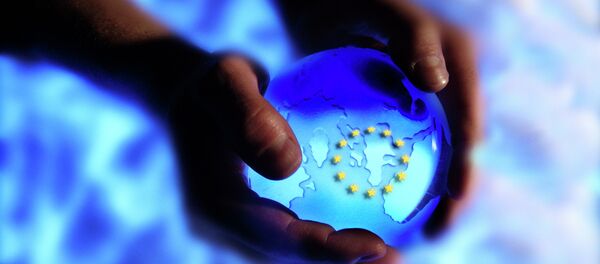 Глобус с символикой Евросоюза в руках - Sputnik Afrique