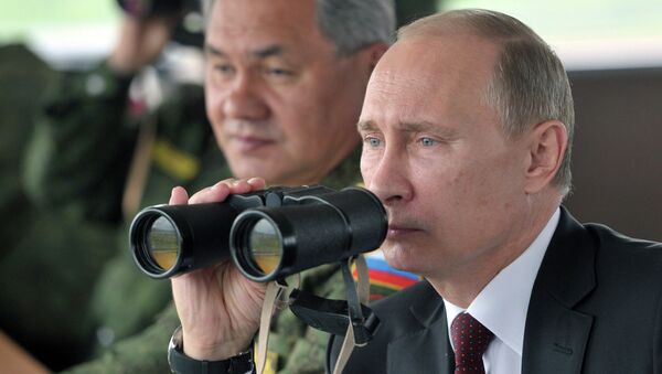 Le président russe Vladimir Poutine et le ministre de la Défense, Sergueï Choïgou observent des exercices militaires dans le district militaire de l'Est - Sputnik Afrique