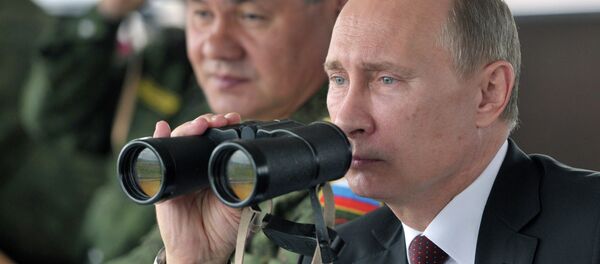 Le président russe Vladimir Poutine et le ministre de la Défense, Sergueï Choïgou observent des exercices militaires dans le district militaire de l'Est - Sputnik Afrique