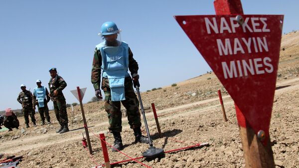 Un expert de la mine FINUL cambodgienne démontre son travail le 23 Avril, 2014 dans la zone contrôlée par l'ONU, où les opérations de déminage sont menées sous les auspices de la Force de maintien de la paix des Nations Unies à Chypre (UNFICYP), près du village de Mammari - Sputnik Afrique
