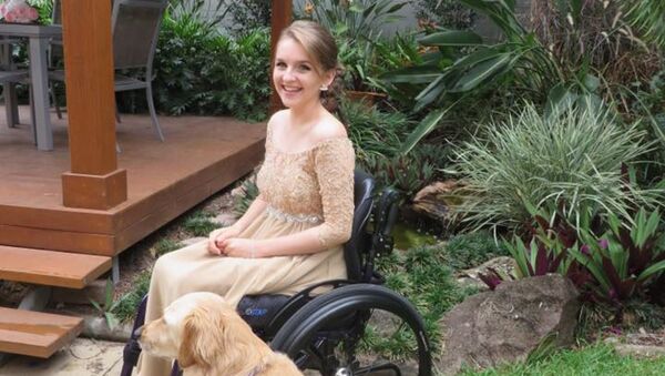 Une jeune australienne handicapée et sa chienne Lacey - Sputnik Afrique