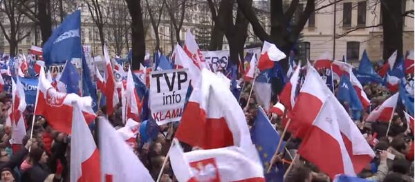Plus de 50.000 Polonais manifestent contre leur gouvernement - Sputnik Afrique