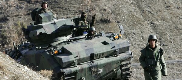 Turkish soldiers patrol on a road near the Turkey-Iraq border in the mainly Kurdish southeastern province of Sirnak (File) - Sputnik Afrique