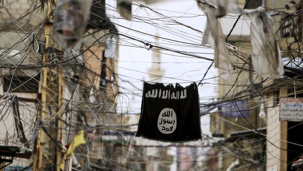 An Islamic State flag hangs amid electric wires over a street. - Sputnik Afrique